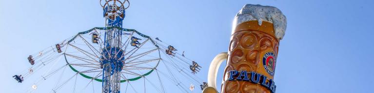 Der 25m hohe Turm vom Paulaner Festzelt ist ein Hingucker auf dem Oktoberfest. Der 25m hohe Turm vom Paulaner Festzelt ist ein Hingucker auf dem Oktoberfest.