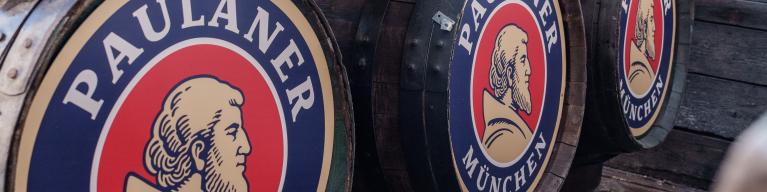 Paulaner Bierfässer auf Kutsche Paulaner Bierfässer auf Kutsche