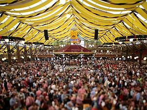 Volles Paulaner Festzelt Innenansicht